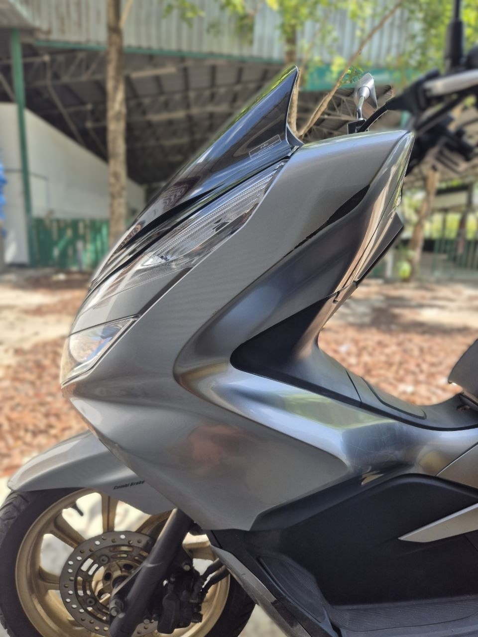 Before repair вЂ” damaged scooter mount Phuket